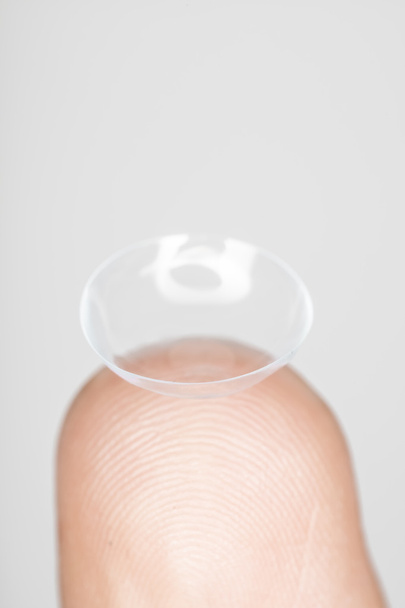 contato lense na ponta do dedo, macro, de cima
 - Foto, Imagem