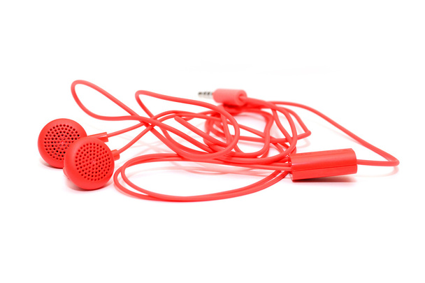 Κόκκινα ακουστικά Απομονωμένα σε λευκό φόντο. - Φωτογραφία, εικόνα