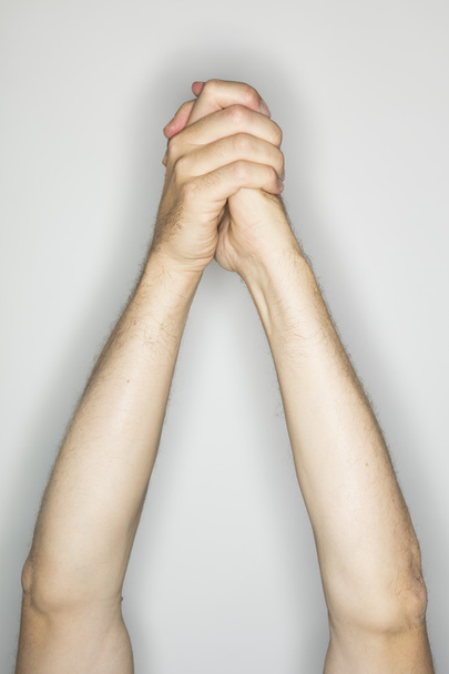 zwei kaukasische Hände in einer Geste: Siegerarme - Foto, Bild