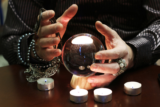 μάγος χέρια πάνω από το διαφανές κρύσταλλο μπάλα καφετζού για το μέλλον - Φωτογραφία, εικόνα