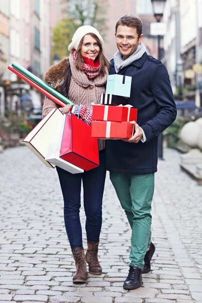 Feliz pareja de compras para Navidad
  - Foto, imagen