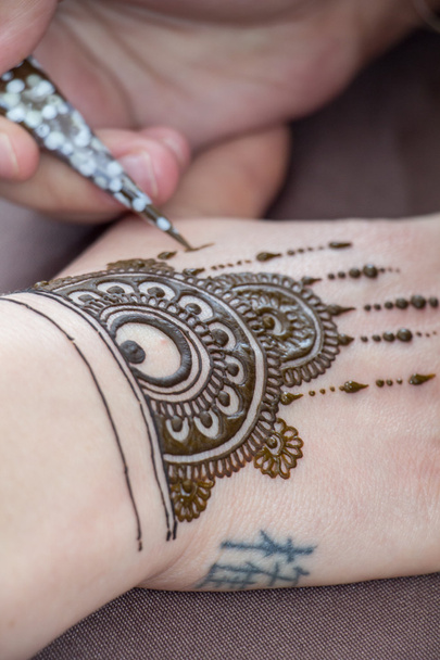Skin painting with henna - Φωτογραφία, εικόνα