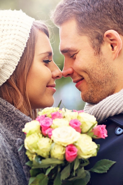junges Paar mit Blumen - Foto, Bild