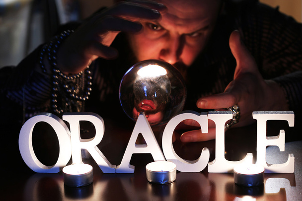Zauberer übergibt eine transparente Kristallkugel für die Zukunft - Foto, Bild