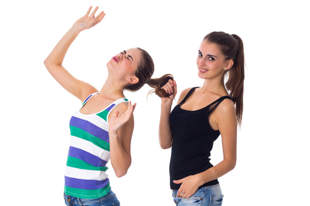 Nuori nainen pitelee toista naista hiukset
 - Valokuva, kuva