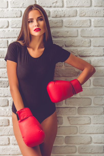 девушка в боксёрских перчатках
 - Фото, изображение