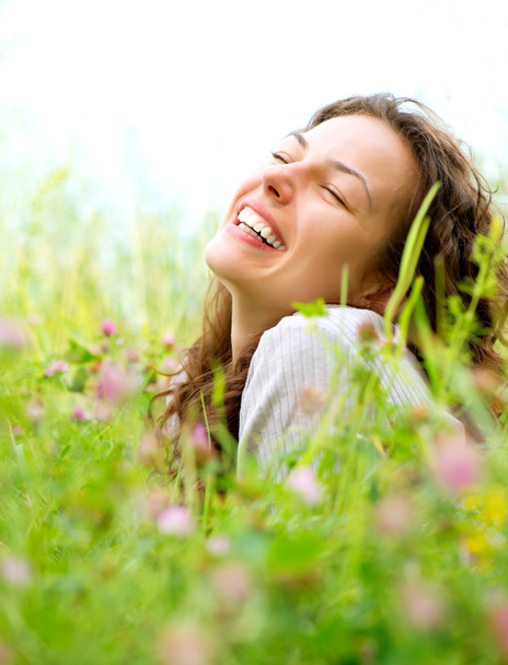 piękna młoda kobieta, leżąc na łące kwiatów. cieszyć się przyrodą - Zdjęcie, obraz
