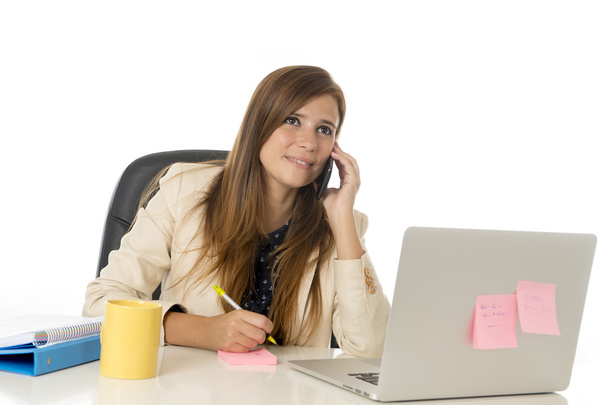 Unternehmensporträt junge attraktive Geschäftsfrau im Bürostuhl, die am Laptop-Computer-Schreibtisch arbeitet - Foto, Bild