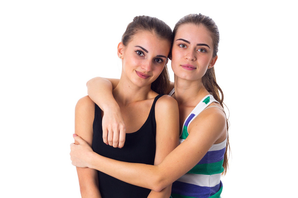 Due giovani donne abbracciate
 - Foto, immagini