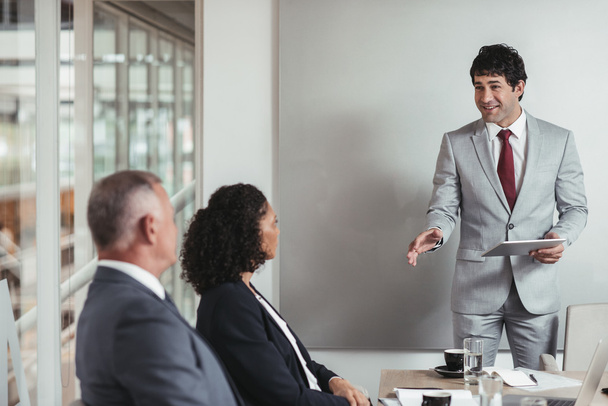 businessman giving presentation to work colleagues - Φωτογραφία, εικόνα