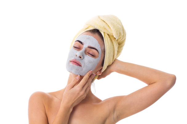Frau mit Handtuch auf dem Kopf und Kosmetikmaske im Gesicht - Foto, Bild