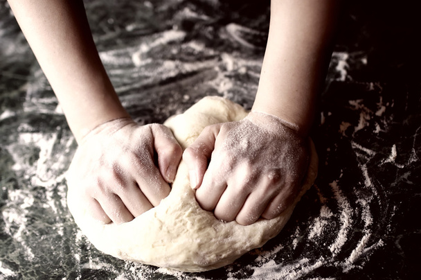 піца готує тісто ручної начинки
 - Фото, зображення