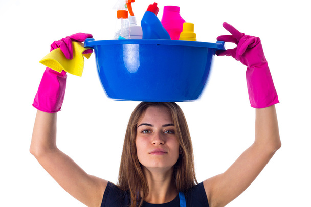 Kobieta trzyma czyszczenia rzeczy w umywalki - Zdjęcie, obraz