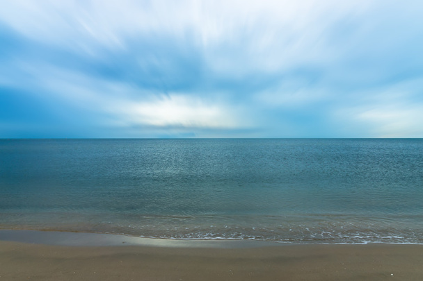 Rustige blauwe zee met beweging cloud. - Foto, afbeelding