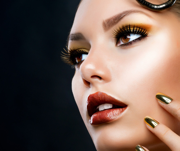 Golden Luxury Makeup. Fashion Girl Portrait - Foto, imagen