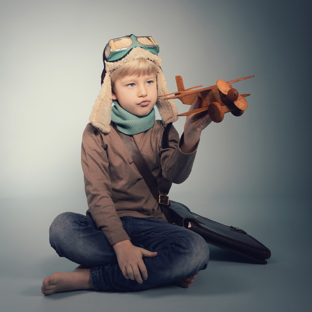 Маленький летчик играет с игрушкой
 - Фото, изображение