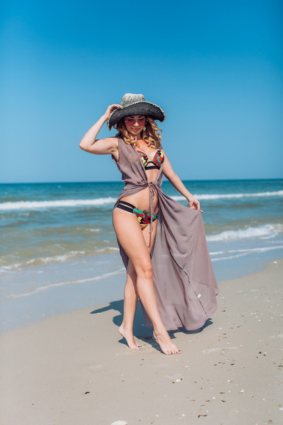mujer en la arena en la orilla del mar
 - Foto, imagen
