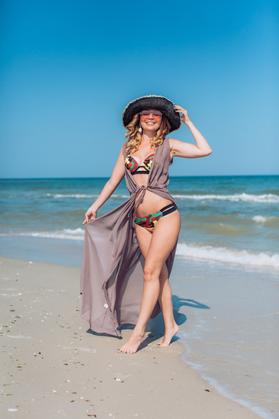 kadın kum sahil üzerinde üzerinde - Fotoğraf, Görsel