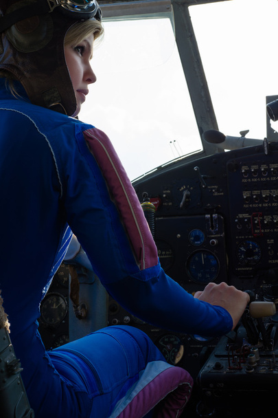 piloto mulher atraente no avião da roda
 - Foto, Imagem