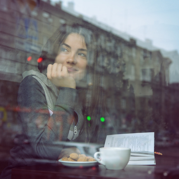 girl sitting in city cafe - Foto, afbeelding