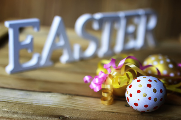 Flor de Pascua y huevos en madera
 - Foto, imagen