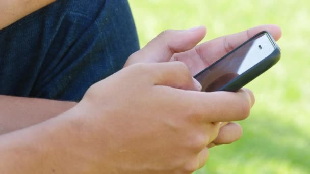 Teenager scrollt auf Smartphone aus nächster Nähe - Filmmaterial, Video