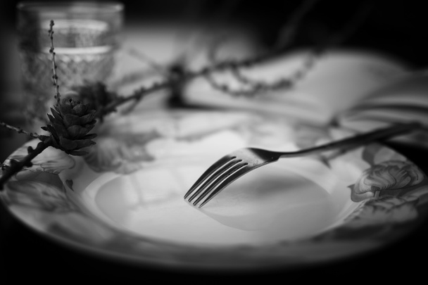 tenedor en plato negro blanco
 - Foto, imagen