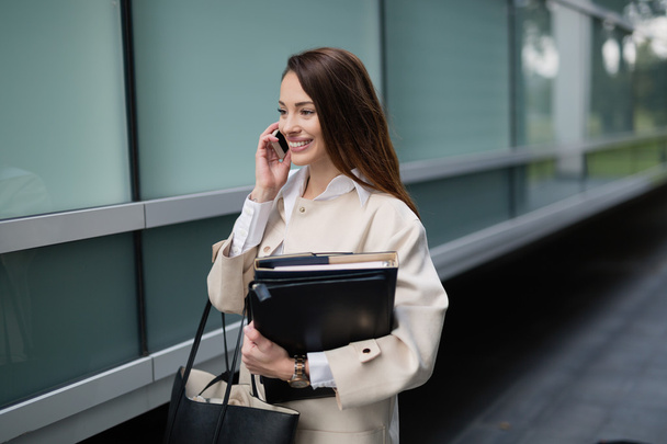 Businesswoman unsing phone - Valokuva, kuva