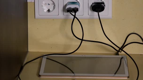 hombre manos conectar cables micro USB a los teléfonos inteligentes y la carga de la tableta
 - Imágenes, Vídeo