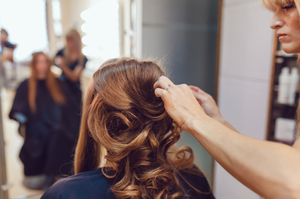 Hair stylist makes the bride before wedding - Фото, зображення