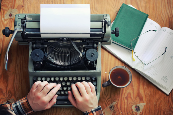 máquina de escribir mano retro sobre mesa de madera
 - Foto, Imagen