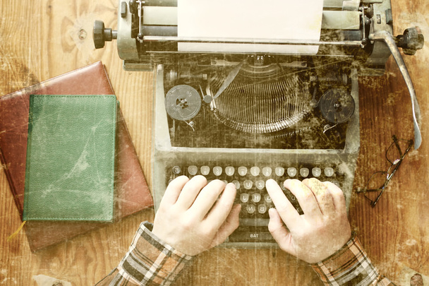 staré fotografie psací stroj retro ruky dřevěný stůl - Fotografie, Obrázek