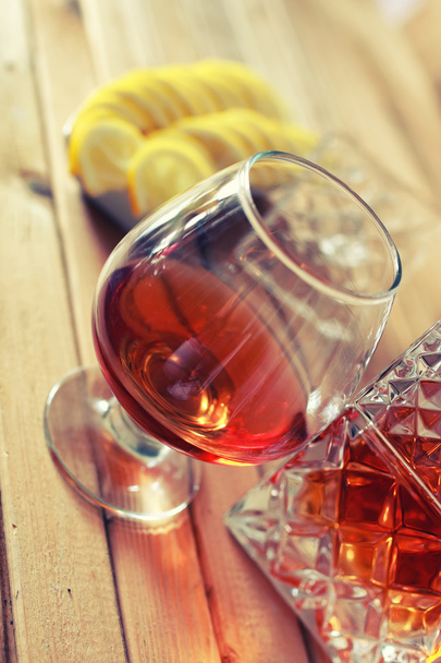 Brandy alcohol glas en karaf instellen - Foto, afbeelding