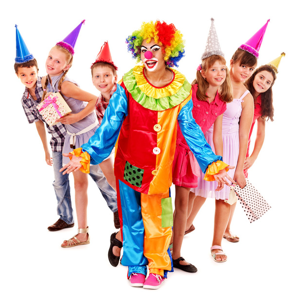 Groupe de fête d'anniversaire de l'adolescence avec clown
. - Photo, image