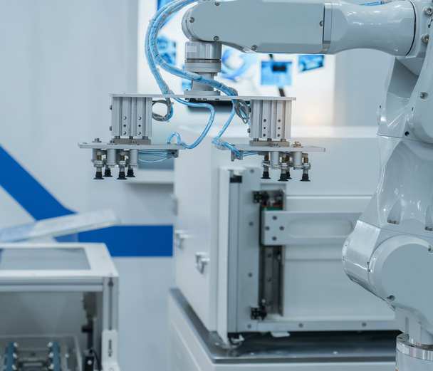 máquina herramienta de brazo robótico en fábrica de fabricación industrial - Foto, Imagen