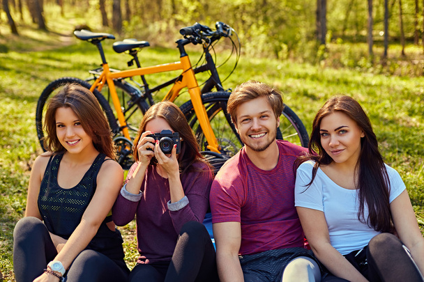 Groupe de personnes se détendre après une balade à vélo
 - Photo, image