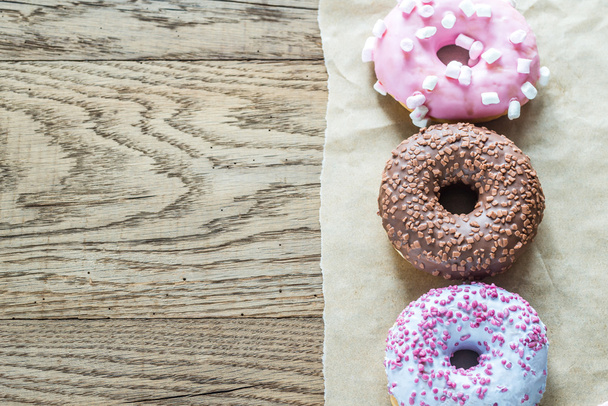 Kleurrijke donuts gerangschikt in een rij - Foto, afbeelding