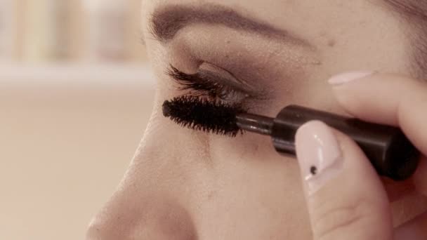 Girl, studio makeup with, eyelash brush mascara, slow motion, 4K, UHD, UltraHD - Filmagem, Vídeo