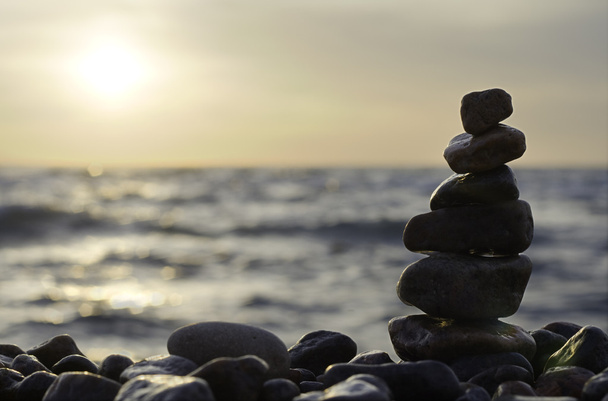 Куча камней на пляже. Море, солнце и небо
. - Фото, изображение