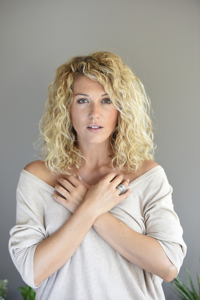  woman with long curly hair posing - Foto, Imagem