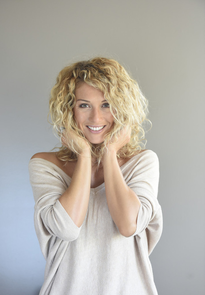  woman with long curly hair posing - Fotografie, Obrázek
