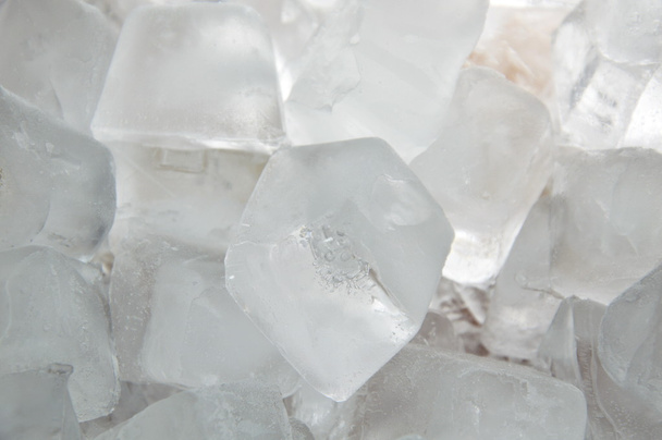 кубик льда на пластиковом лотке
 - Фото, изображение