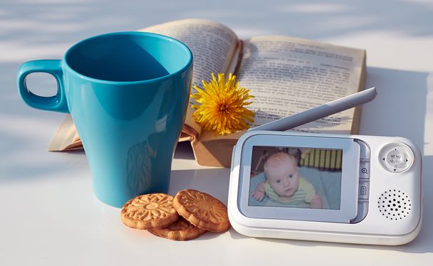 a clouse-up baba idegen rádióadást figyel, biztonság a babának, az asztalon  - Fotó, kép