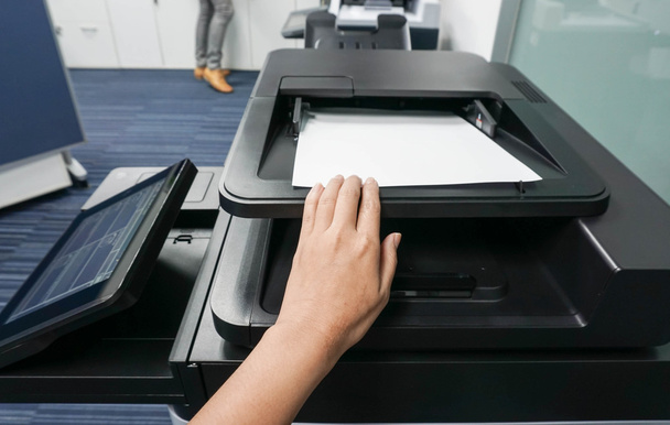 Włóż papier do drukarki pakietu office dla drukowania dokumentów - Zdjęcie, obraz