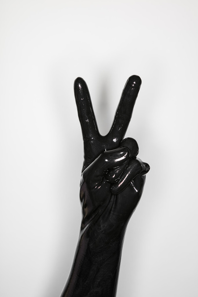 жест руки в черной латексной перчатке, знак победы
 - Фото, изображение