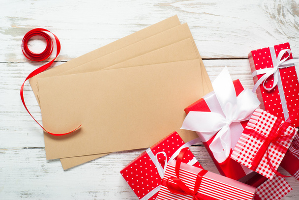 Рождественские подарочные коробки и конверты
.  - Фото, изображение
