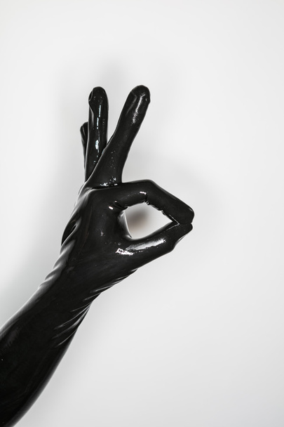 gesto ruky, na sobě černé latexové rukavice, signalizace ok - Fotografie, Obrázek