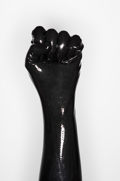 gebaar van een hand, het dragen van een zwarte latex handschoen: vuist - Foto, afbeelding