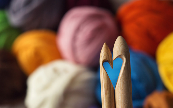 カラフルなメリノ羊毛 ba の背景に木製の編み針 - 写真・画像