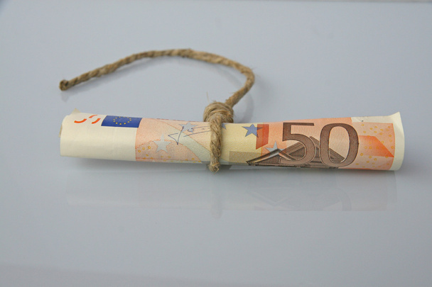 Nota de 50 euros numa corda com um laço
 - Foto, Imagem